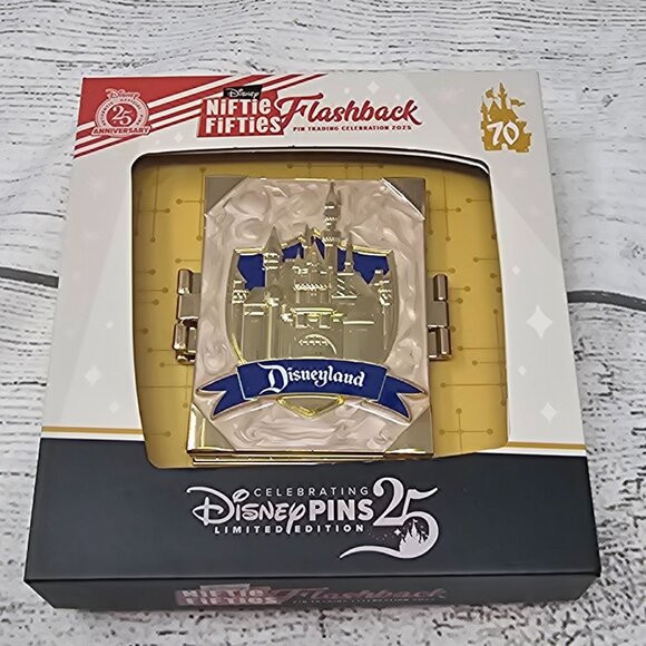 NEW! Minnie Mouse Admiring Fantasy Land & Tomorrow land t Z fold Pin LE 250 ARTI - Picture 1 of 7